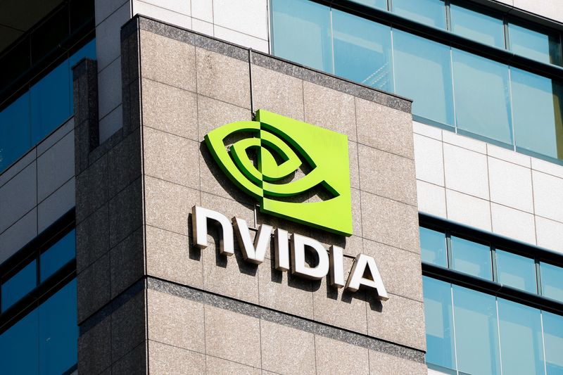 xAI ищет финансирование до $12 млрд для покупки чипов NVIDIA  Стартап xAI, созданный Илоном Маском, пытается привлечь до $12 млрд для приобретения современных процессорных решений от NVIDIA. Эти ресурсы нужны для строительства дата-центра, необходимого для совершенствования собственного AI-чата Grok.  Привлечением средств занимаются представители инвестиционной фирмы Valor Equity Partners, тесно связанной с Маском. Глава компании Antonio Grancias ведёт активные переговоры с крупными игроками рынка.  Планируется, что покупка высокопроизводительных графических карт обеспечит ускоренное обучение алгоритмов и обработку больших объемов данных. Такой шаг позволит укрепить позиции стартапа на стремительно развивающемся рынке искусственного интеллекта.