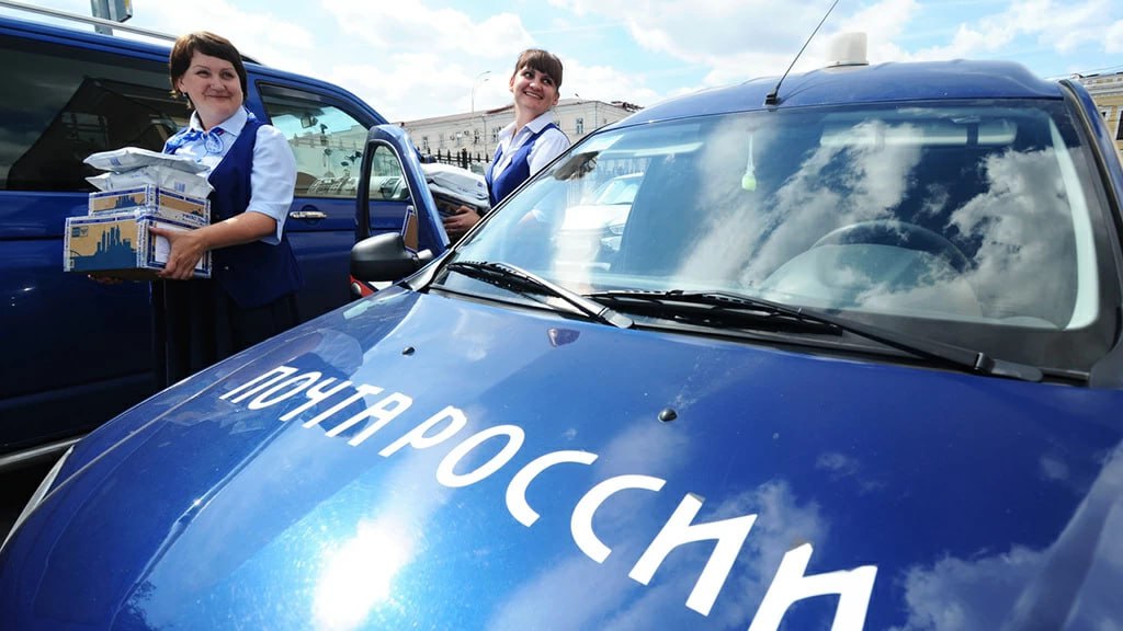 Минцифры назвало тарифы «Почты России» крайне низкими Министерство цифрового развития сочло «крайне низкими» тарифы, установленные на услуги «Почты России», заявил министр Максут Шадаев в ходе своего выступления на заседании комитета по контролю Госдумы 20 июня. Из протокола следует, что министерство считает требования, предъявляемые к «Почте России», «непропорционально высокими» по сравнению с другими участниками рынка. Поэтому Минцифры настаивает на выравнивании конкурентных возможностей «Почты России» на рынке онлайн-коммерции и возврате госкомпании отдельных полномочий монопольного характера. Опрошенные изданием "Ведомости" эксперты отметили, что коммерческие компании могут самостоятельно выставлять цены в зависимости от себестоимости услуги и ее конкурентоспособности. «Почта России» же вводит тарифы после утверждения ФАС, но они не всегда покрывают реальные затраты из-за социальной значимости услуг. Поэтому для выравнивания цен с частными компаниями необходимы пересмотр тарифной политики, модернизация инфраструктуры и развитие дополнительных услуг. При этом отмечается, что рост тарифов на услуги «Почты России» может вызвать негативную реакцию. Это приведет к сокращению количества людей и компаний, которые пользуются ее услугами из-за невысокой стоимости, а количество потребителей услуг транспортных и логистических компаний вырастет. В связи с этим эксперты предложили индексировать тарифы постепенно или вводить гибкую тарификацию для коммерческих отправителей – одни цены, для физлиц – другие . Среди возможных перспективных решений также были названы совмещение функций почтовых отделений с ПВЗ крупных маркетплейсов в случаях, когда это экономически оправданно; возврат отдельных монопольных полномочий для «Почты России» например, на доставку официальной корреспонденции ; привлечение частных инвесторов. Все о цепях поставок