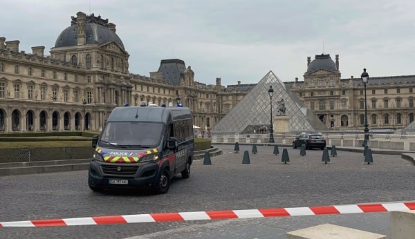 Директор Лувра подала прошение об отставке Эммануэль Макрон его принял сообщила пресс служба Елисейского дворца Французский президент поблагодарил Лоранс де Кар за её деятельность и самоотдачу в последние годы Он также пожелал поручить ей миссию в рамках французского председательства в G7 по сотрудничеству между ведущими музеями соответствующих стран Лоранс де Кар впервые подверглась критике в октябре прошлого года после ограбления Лувра Тогда директор музея признала просчёты в работе но заявила что ошибки будут исправлены и осталась на своём посту Подписаться на Говорит Москва Telegram VK MAX