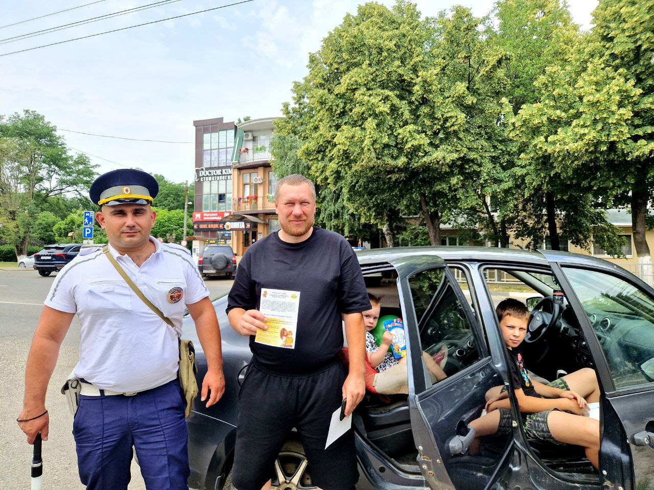 Сотрудники Госавтоинспекции г. Армавира провели акцию «Если любишь, береги!», направленную популяризацию использования детских удерживающих устройств Автоинспекторы разъяснили важность использования детских удерживающих устройств и их влияние на безопасность юных пассажиров. Родителям напоминали о том, что использование автокресла снижает риск получения травм ребенком в ДТП до 70%. Госавтоинспекция Кубани. Подписаться