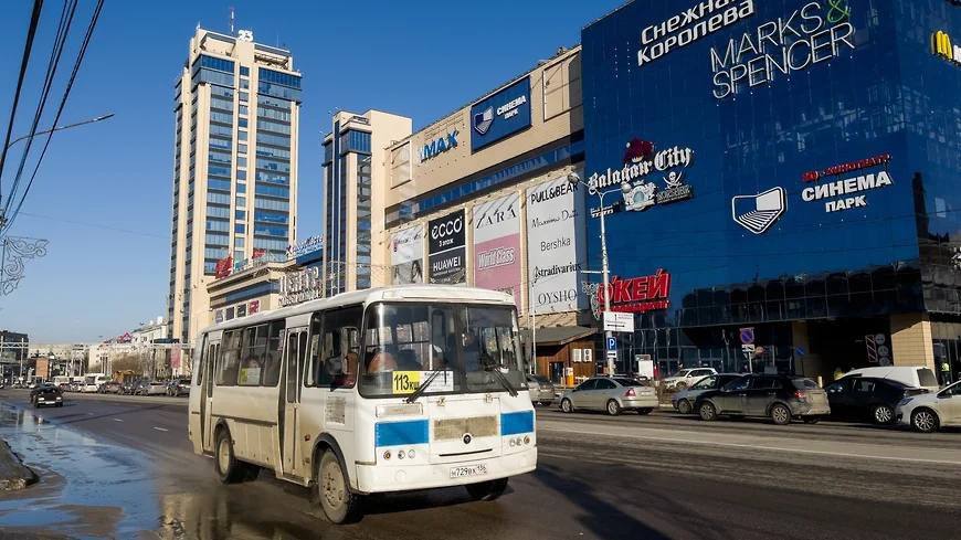 Губернатор не исключил прихода новых игроков на рынок пассажирских перевозок в Воронеже  На рынок пассажирских перевозок Воронежа могут выйти иногородние игроки. Об этом на пресс-конференции рассказал губернатор Александр Гусев.  Он отметил, в конце 2025 года закончатся пятилетние контракты с перевозчиками, и власти готовы этот момент использовать для ужесточения требований.  «Ориентироваться будем на наших, убеждать, что с нашими требованиями нужно соглашаться, но если не захотят, будем искать новых партнеров»,— пригрозил губернатор.