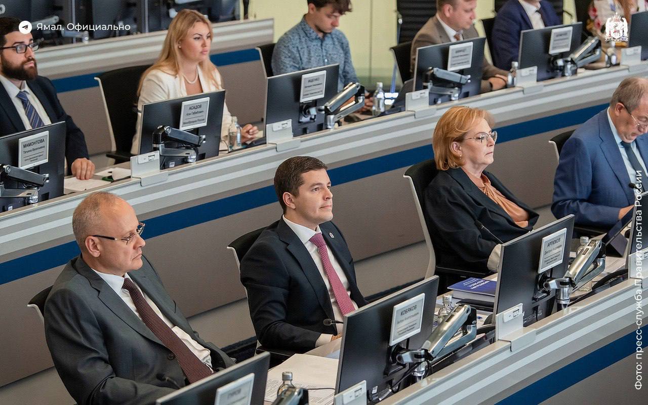 Дмитрий Артюхов рассказал о мероприятиях Десятилетия науки и технологий на Ямале  Губернатор выступил с докладом на заседании координационного комитета по проведению Десятилетия под председательством вице-премьера Дмитрия Чернышенко, которое прошло в Правительстве России. Он отметил, что в региональный план входят 70 мероприятий по 10 направлениям.  6  7  8  9   Особый акцент в плане – на исследованиях вечной мерзлоты изменений климата. Так, на Ямале выплачивается премия губернатора специалистам-мерзлотоведам и грунтоведам. Регион софинансирует гранты Российского научного фонда проектам в области адаптации объектов капстроительства к изменениям климата.   Поддержка молодых учёных  Ямал – один из субъектов-лидеров в стране по поддержке молодых исследователей. Ежегодно проводятся мероприятия-спутники Конгресса молодых учёных. В июле из Тюменского госуниверситета выпустились первые магистранты программы «Геотехника в криолитозоне», инициированной округом.  – С осени этого года начнём выдавать гранты студентам последних курсов и молодым учёным, заинтересованным в исследовании вечной мерзлоты. Они смогут пройти стажировку в регионе и воспользоваться лабораториями для подготовки научных работ. Компенсируем проезд и проживание в сумме до 200 тысяч рублей, – сказал Дмитрий Артюхов.   Кроме того, развивается математическое и естественно-научное образование. Выпускники чаще выбирают точные науки для сдачи ЕГЭ, а школьники всё чаще становятся призёрами и победителями финалов ВсОШ.  Инфраструктура   Создание принципиально новой научной инфраструктуры – ещё один приоритет. Итог последних лет: заработали полигоны «Семь лиственниц» и «Обдорский», сеть стационаров. В этом году откроются комплексная грунтовая лаборатория в Салехарде и дорожно-строительная – в Новом Уренгое.   ‍  ЯМАЛ. Официально   Подписаться