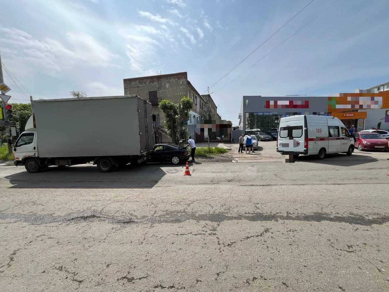 Женщина без прав устроила ДТП с автобусом в Ижевске, есть пострадавшие.  4 июня около 11:00 напротив дома №49 Г по улице Гагарина 23-летняя женщина за рулем Toyota CYNOS при опережении автобуса МАЗ столкнулась с ним по касательной и после этого врезалась в попутный фургон Hyundai. В результате пострадали женщина  и ее пассажирка - девочка 2010 года рождения.  В Госавтоинспекции уточнили, что у женщины не было прав на управление транспортным средством. В отношении виновницы ДТП составили административный протокол. Автомобиль отправили на спецстоянку.   -info