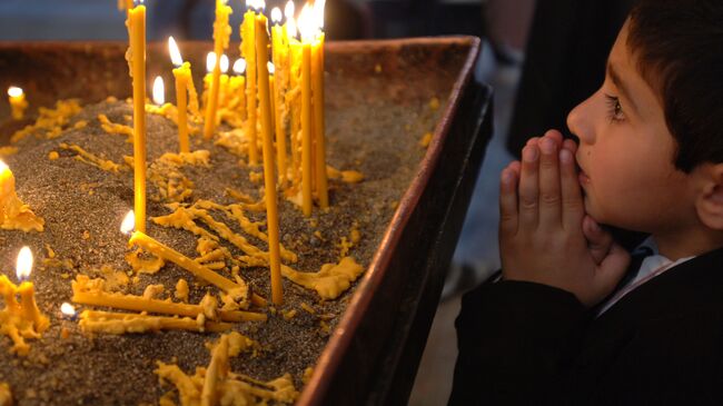 Армяне известны глубокой привязанностью к своим традициям Как первая христианская страна мира они по праву гордятся этим статусом и свято соблюдают все религиозные праздники Среди них особое место занимает Рождество которое включает множество обрядов корнями уходящих глубоко в многовековую историю страны Армянская Апостольская церковь придерживается древней традиции празднования Рождества 6 января совпадающего с Крещением Господним и называемого Богоявлением Это создает уникальную комбинацию праздников делающих эти дни особенно значимыми в жизни армянского народа Рождество и Крещение в Армении отмечается 6 января Этот день был единой датой для всех христианских церквей вплоть до V века Затем появились различия Юлианский календарь введенный Юлием Цезарем в 45 году до нашей эры предшествовал григорианскому календарю установленному Папой Григорием XIII в 1582 году Однако позже некоторые церкви перенесли празднование Рождества на 25 декабря чтобы вытеснить языческие торжества связанные с поклонением Солнцу Армянская Апостольская церковь осталась верной старым традициям продолжая отмечать Рождество и Крещение вместе 6 января под общим именем Богоявление В этот день армянские семьи собираются за праздничным столом где традиционно стоят блюда из рыбы и риса с сухофруктами Также популярны хапама фаршированная тыква с рисом специями сухофруктами и медом и гата вкусный сладкий хлеб