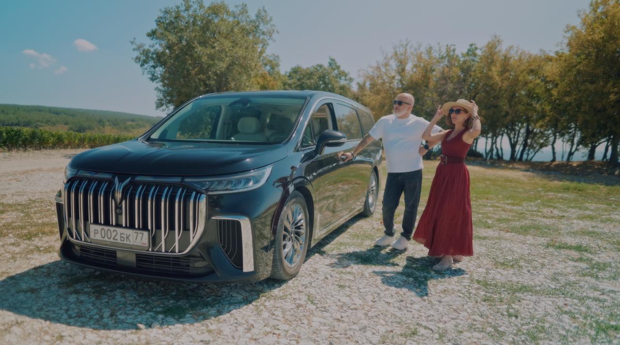 РБК представляет второй сезон документального фильма Время вина люди Съемочная группа сосредоточилась на Краснодарском крае как на одном из флагманов российского виноделия На первый план вышли винодельни региона и сами виноделы туристические и эногастрономические маршруты Путешествие стало возможным благодаря генеральному партнеру фильма премиальному бренду гибридов и электромобилей VOYAH Второй год подряд минивэн VOYAH DREAM стал надёжным спутником экспедиции РБК Вино Команда преодолела на нем более двух тысяч километров Поездка стала комфортной благодаря адаптивной пневмоподвеске с активным управлением амортизаторами просторному салону с индивидуальными креслами второго ряда с системами обогрева вентиляции и массажа и суммарному запасу хода более 900 км по циклу WLTP при полном баке и полностью заряженной батарее Какая бы погода ни настигла в поездке и какое бы расстояние ни пришлось преодолеть VOYAH отличный выбор для путешествий по винодельням Реклама АО Эвиа