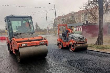 В Донецке планируют отремонтировать порядка 300 тысяч квадратных метров дорог  Ремонт дорожного покрытия планируют провести во всех районах города. Об этом сообщил глава муниципального образования городского округа Донецк Алексей Кулемзин.  Также начнут активно проводить ремонтные работы в четырех районах Донецка, которые ранее обстреливали украинские боевики.