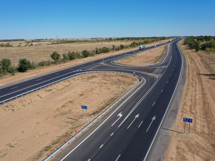 4 полосы и разделение потоков в Волгоградской области сдали 11 км трассы Р 228 В Волгоградской области раньше срока завершили ремонт участка трассы Р 228 Сызрань Саратов Волгоград в районе Дубовки Как сообщили Волжский ру в пресс службе ФКУ Упрдор Москва Волгоград после ремонта в эксплуатацию ввели 11 км трассы с 643 по 654 км Из них 7 км дороги расширили до 4 полос и установили осевое барьерное ограждени с противоослепляющими экранами Кроме того вдоль трассы установили 8 км линий освещения На 647 650 и 653 км обустроили три разворотные петли а на семи съездах и примыканиях переходно скоростные полосы Подробнее на Волжский ру   www volzsky ru index php wx 16 wx2 81556 ВолжскийРу волжский vlz