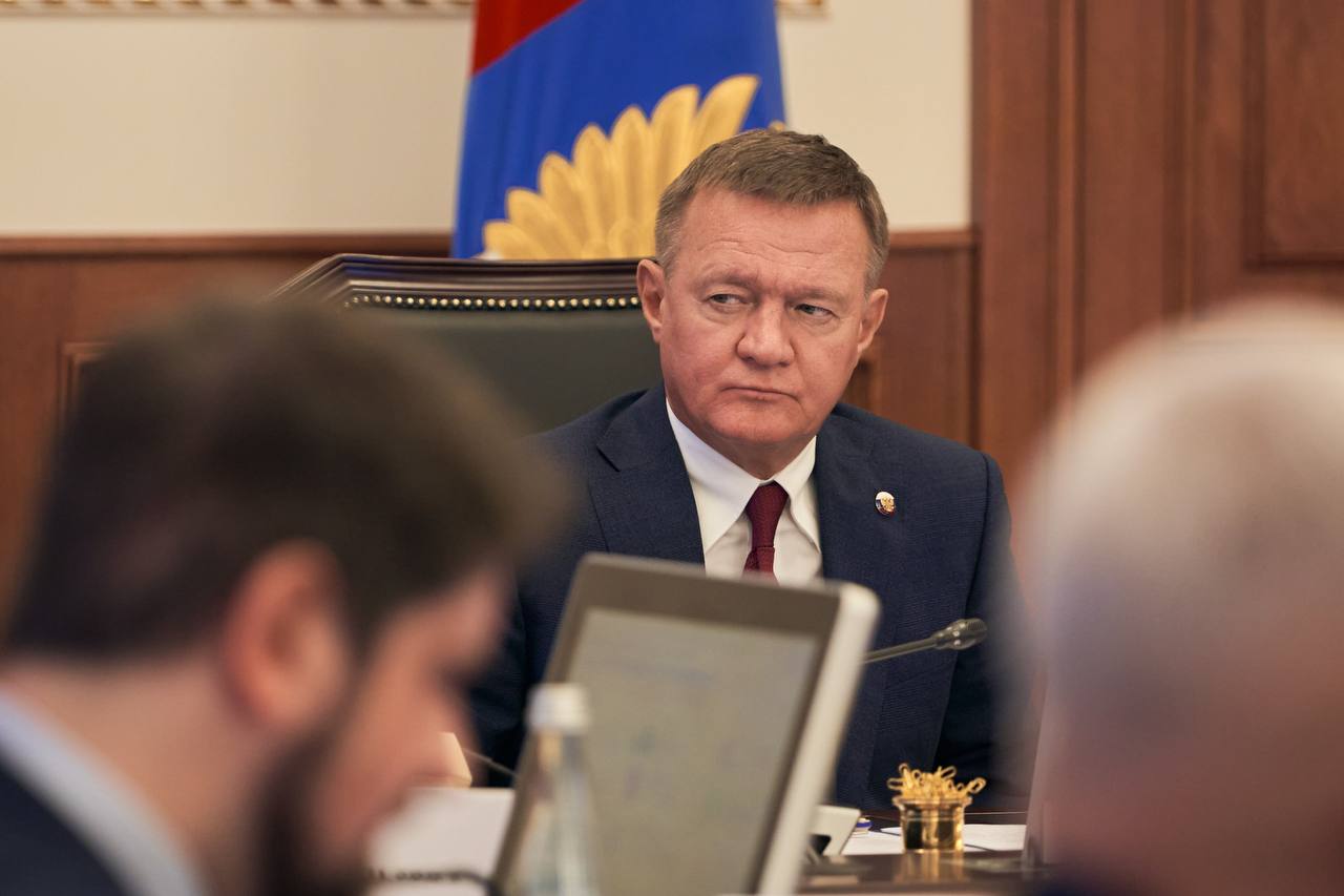 Концепция научно-технологического развития транспортного комплекса в России: основные моменты и перспективы В стенах Минтранса состоялось заседание Научно-технического совета, посвящённое вопросам научно-технологического развития транспортной отрасли. Обсудили важность фундаментальных исследований для ускорения перехода к прикладным решениям и необходимость новой стратегии развития транспорта до 2050 года. «Без фундаментальной науки не будет прорывных решений в вопросах развития высокоскоростного движения и сверхзвуковой гражданской авиации, беспилотных транспортных систем и новых видов транспорта», — отметил глава ведомства Роман Старовойт. Замминистра транспорта Константин Пашков представил Концепцию научно-технологического развития транспортного комплекса на период до 2035 года, которая будет утверждена впервые. Этот документ определит основные направления фундаментальных исследований и способы достижения заявленных целей. Концепция ответит на вопросы, как мы будем поддерживать технологическое предпринимательство и обеспечивать отрасль кадрами, а также предусматривает формирование источников финансирования. Документ будет рассмотрен Российской академией наук, после чего направлен для дальнейшего утверждения в Правительство Российской Федерации. Написать нам