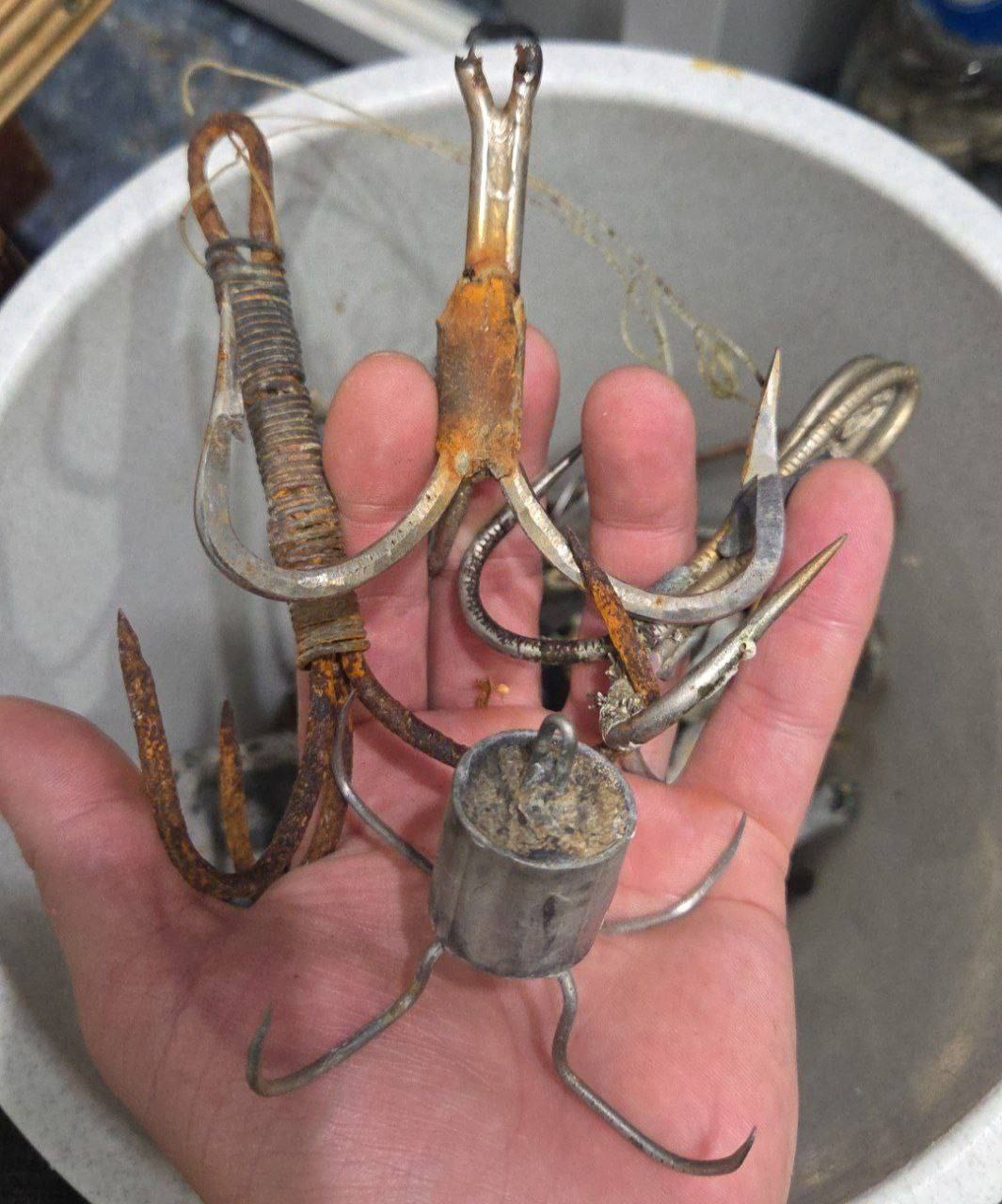 Владивостокцев просят не рыбачить на городских пляжах Рыбаков призывают отказаться от ловли на пляжах Владивостоке особенно у берега на Седанке Каждое лето после купального сезона волонтёры и спасатели собирают с песка десятки забытых крючков грузил и лески которые представляют серьёзную опасность для отдыхающих Представьте если ваш ребёнок на такое наступит Пробитые ноги не редкость предупреждают активисты Рыбакам напоминают прежде чем оставлять снасти на пляже стоит подумать о последствиях для других людей Подпишись на ПРИМОРЬЕ LIVE