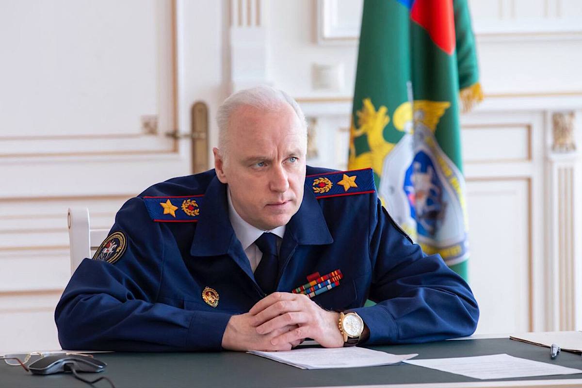 Бастрыкин взял под личный контроль дело о нападениях мигрантов в торговых центрах Новосибирска Председатель Следственного комитета Российской Федерации Александр Бастрыкин поручил представить ему детальный отчет о результатах проверки информации, касающейся систематических нападений, совершаемых группами подростков-иностранцев на посетителей торговых центров в городе Новосибирске. Сообщается, что в одном из торговых центров Новосибирска группа мигрантов, в состав которой входили и несовершеннолетние, регулярно совершали нападения на посетителей, избивали их и похищали личные вещи. В связи с этим в обществе нарастает критика в адрес правоохранительных органов, которых обвиняют в бездействии и непринятии должных мер для привлечения виновных к уголовной ответственности. «Озвучивается критика в адрес правоохранительных органов, в связи с непринятием мер к привлечению нарушителей к уголовной ответственности», — говорится в сообщении пресс-службы Следственного комитета. Следственное Управление Следственного комитета Российской Федерации по Новосибирской области начало процессуальную проверку по данному факту. Исполнение поручения председателя Следственного комитета Александра Бастрыкина находится на контроле в центральном аппарате ведомства.
