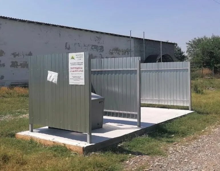 В станице Урухской обустроены площадки накопления ТКО В станице Урухской теперь есть площадки для накопления твёрдых коммунальных отходов. Данный проект реализован в рамках губернаторской программы поддержки местных инициатив. «В рамках проекта установлено 23 контейнерных площадки. На 8 из них есть площадки для крупногабаритных отходов. В настоящее время в станице подворовой бестарный сбор и вывоз ТКО один раз в неделю. Переход на контейнерный сбор мусора поможет устранить стихийные свалки на окраинах станицы, и жителям не придётся хранить пакеты с мусором дома», - говорит руководитель территориального отдела Елена Селюнина. Общая стоимость проекта 1,1 млн руб., в том числе за счёт средств краевого бюджета 612,4 тыс. руб., за счёт средств местного бюджета 125 тыс. руб., за счёт средств от населения и организаций 273 тыс. руб. Всего в этом году в крае будет реализовано 165 подобных проектов.