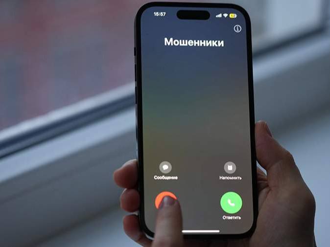 Мошенники начали использовать новую схему обмана связанную с отключением системы пожарной безопасности в домах В мессенджерах они рассылают сообщения от имени председателя ТСЖ с просьбой о помощи Для этого жертве предлагается перейти по ссылке на бот где нужно авторизоваться по номеру телефона и отправить код председателю После этого жертве приходит сообщение о том что это был код от портала Госуслуги и что мошенники взяли на него кредит Затем в дело вступают якобы операторы Госуслуг которые пытаются выманить персональные данные В конце концов аферисты убеждают жертву перевести все сбережения на безопасный счет или передать их курьеру Кубанские Новости   Мы в MAX