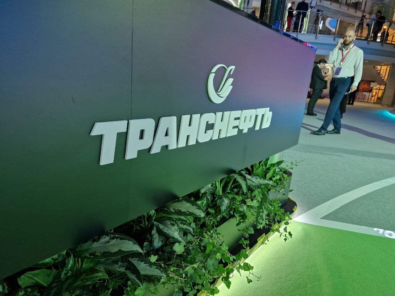 Транснефть поделилась планами на Дружбу с Казахстаном Транснефть рассматривает возможность увеличения транзитных поставок казахстанской нефти в Германию а также возможность наращивания экспорта российской нефти в Китай через территорию Казахстана Об этом сообщил в четверг журналистам президент компании Николай Токарев По его словам компания обсуждала с казахстанской стороной возможность увеличения прокачки нефти в Германию до 2 5 млн тонн с текущих 1 2 млн тонн Токарев отметил что пока предметных переговоров не было но такая перспектива представляется вполне реальной Что касается экспорта в Китай то Транснефть может обеспечить увеличение прокачки российской нефти через Казахстан до 12 5 млн тонн с текущих 10 млн тонн однако не ранее 2027 2028 годов Глава компании пояснил что для этого требуется реализовать ряд технических решений включая строительство станций и линейной части а также решить вопросы финансирования Относительно общего объема транспортировки нефти в 2025 году Токарев сообщил что компания ожидает показателей на уровне прошлого года несмотря на возможное незначительное снижение в связи с действием сделки ОПЕК При этом глава Транснефти опроверг информацию о проработке проекта нефтепровода в Китай параллельно маршруту газопровода Сила Сибири 2 заявив что эта тема не обсуждалась на предметном уровне Отдельно Токарев сообщил о планах по увеличению отгрузки нефти из дальневосточного порта Козьмино до 50 млн тонн в 2025 году против 46 млн тонн в 2024 году что почти вдвое превышает проектную мощность терминала