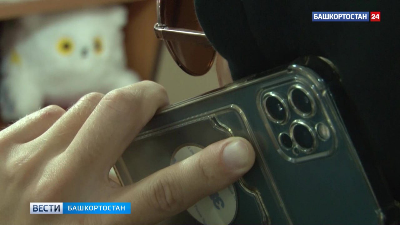 В Уфе 82-летняя пенсионерка перевела мошенникам более 2 млн рублей Из них 1 млн 300 тыс рублей были личными накоплениями В Уфе пожилая женщина стала жертвой мошенников. Она перевела аферистам более 2 миллионов рублей. Как рассказали в пресс-службе МВД по РБ, неизвестные позвонили 82-летней женщине и представились сотрудниками портала «Госуслуги», банковскими служащими и сотрудниками правоохранительных органов. Они сообщили, что нужно проверить абонентский номер и предотвратить мошеннические действия. Пенсионерка перевела злоумышленникам около 2 миллионов 100 тысяч рублей. Из этой суммы 1 миллион 300 тысяч были ее личными накоплениями, а остальные деньги — заемными. Возбуждено уголовное дело о мошенничестве. Подписаться Сообщить новости