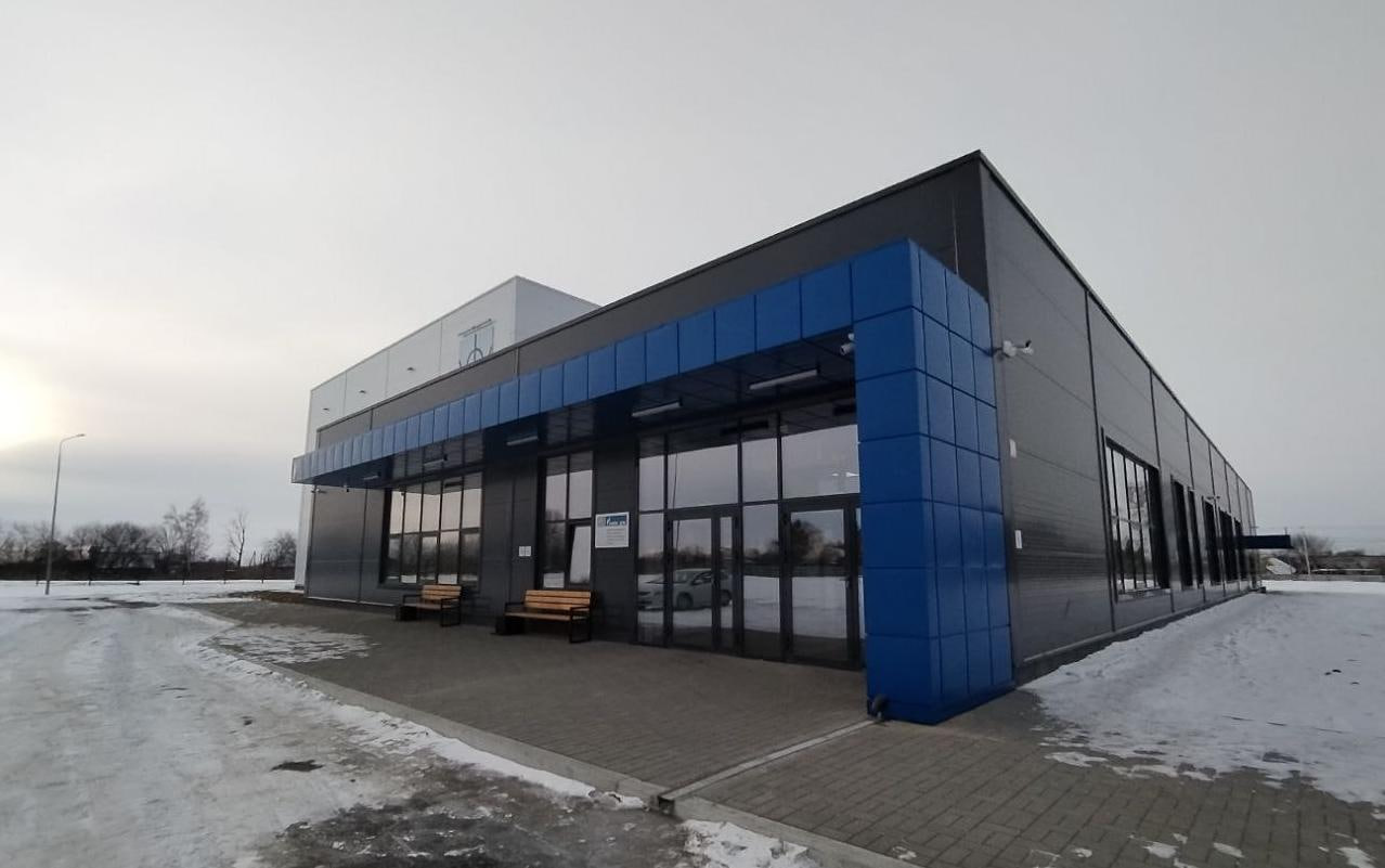 В Екатеринославке открывают современный спорткомплекс для различных видов физической активности Этот объект предназначен для проведения занятий мини футболом баскетболом волейболом а также для занятий хореографией фитнесом и единоборствами В рамках проекта ветераны специальной военной операции смогут пользоваться услугами этого спорткомплекса бесплатно ФОК состоит из двух залов универсального и зала общей физической подготовки В здании размещены раздевалки тренерская медицинский кабинет гардеробная и служебные помещения Комплекс адаптирован для маломобильных посетителей что делает его доступным для всех категорий населения АОТВ Фото t me min fks28