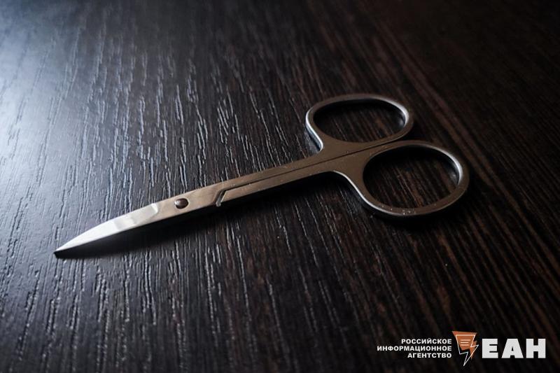 Школьница ударила учительницу ножницами в шею в Челябинской области Инцидент произошел на минувшей неделе в Карталах Ученица не подготовилась к уроку и обвинила педагога в придирчивости Школьница попыталась выйти из класса но учительница встала у нее на пути Тогда восьмиклассница достала из кармана маникюрные ножницы и ударила ими женщину в шею пишет газета Карталинская новь Рана оказалась неглубокой учительница продолжила вести урок В отделе МВД Карталинский сообщили что проводят проверку по данному инциденту Подписаться на канал ЕАН Челябинск