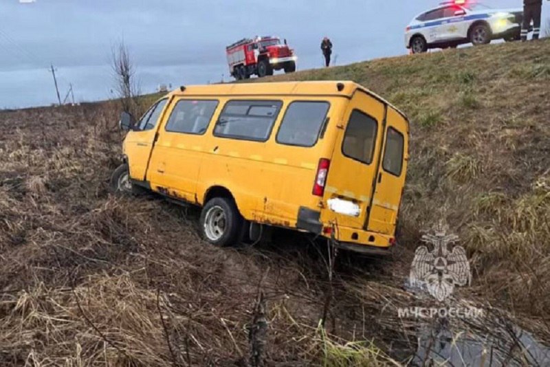 ГАЗель со школьниками слетела с трассы в Волховском районе Детей везли на соревнования На федеральной трассе Кола в Волховском районе утром 21 декабря произошло ДТП со школьным автобусом Сигнал о происшествии поступил в экстренные службы с 102 го километра трассы в районе деревни Кисельня Водитель ГАЗели не справился с управлением автобус съехал в кювет На место выехала дежурная смена 60 й пожарно спасательной части О пострадавших не сообщается Причины аварии устанавливают сотрудники Госавтоинспекции В экстренных службах Волховского района уточнили что в салоне ГАЗели находились школьники Семь ребят вместе с сопровождающим направлялись на соревнования по единоборствам Фото ГУ МЧС   Подпишитесь на ivbg ru Ivbg в Max