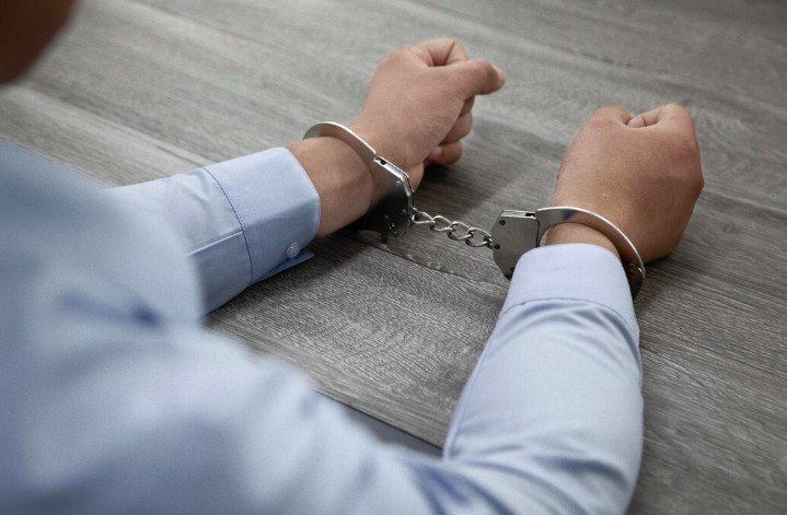 В Алдане несовершеннолетний попал в поле зрения правоохранительных органов Его обвиняют в реабилитации нацизма в интернете По версии следствия в октябре 2024 года молодой человек оставлял комментарии в соцсети В них он одобрял преступления которые совершали приверженцы нацистской идеологии во время Великой Отечественной войны Сотрудники ФСБ пресекли действия юноши Теперь ему грозит до пяти лет лишения свободы Sakhapress Все новости Якутии на NewsOfYakutia
