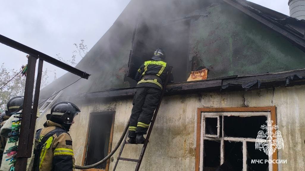 В Орле на пожаре из частного дома спасли мужчину и собаку.    В региональном МЧС рассказали подробности пожара, который произошел сегодня днем.  Поступило сообщение о возгорании частного дома на ул. Маяковского в Орле. Дом на двух хозяев.   Прибывшие пожарные увидели, что с чердака вырывается пламя. начали тушить огонь и зашли в дом.  Пожарные спасли мужчину и передали медикам для госпитализации. Из второй квартиры достали собаку.  На месте работали 14 огнеборцев, было задействовано 4 единицы техники.  Предположительная причина пожара - короткое замыкание электропроводки.