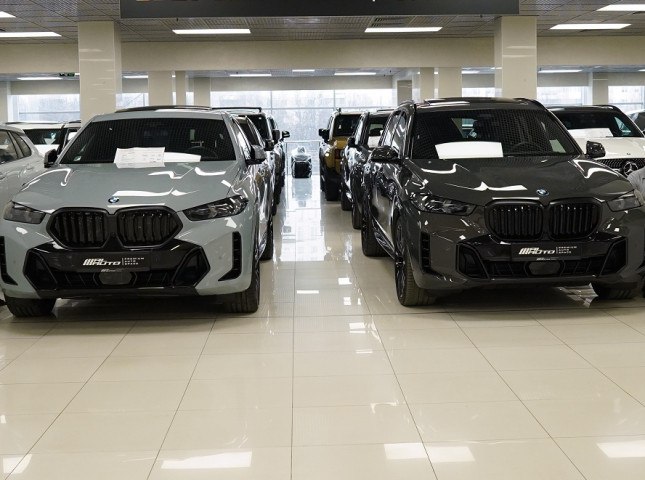 BMW в сентябре стал лидером по продажам премиальных автомобилей в РФ Согласно данным агентства АВТОСТАТ по итогам сентября 2025 года в России было реализовано почти 11 тысяч новых автомобилей премиум брендов на 15 меньше чем в том же месяце прошлого года При этом лидером по продажам новых премиальных машин стал BMW который в последний раз был им еще в апреле 2022 го Подробнее на сайте autostat ru