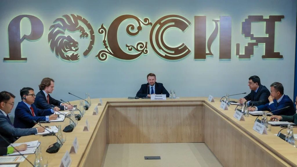 В Приморье обсудили трансформацию мировой торговли Архитектуру торговли и экономической связанности в новом мире обсудили эксперты Открытого диалога в филиале Национального центра Россия в Приморье Экспертная сессия Инвестиции в связанность прошла сегодня в филиале НЦ Россия в Приморском крае В ней приняли участие и представители Рязанской области К обсуждению темы Трансформация торговли и связанности в новой реальности присоединились эксперты из разных стран мира Сессия стала продолжением Открытого диалога Будущее мира Новая платформа глобального роста который состоялся в НЦ Россия в апреле 2025 года Открывая дискуссию модератор сессии Открытого диалога заместитель руководителя Администрации Президента Российской Федерации Максим Орешкин отметил что ведущую роль в новых решениях в мировой торговле сейчас играют страны БРИКС и глобального Юга По словам заместителя Администрации Президента новый мега тренд устойчив и необратим Институты из старой архитектуры становятся неактуа