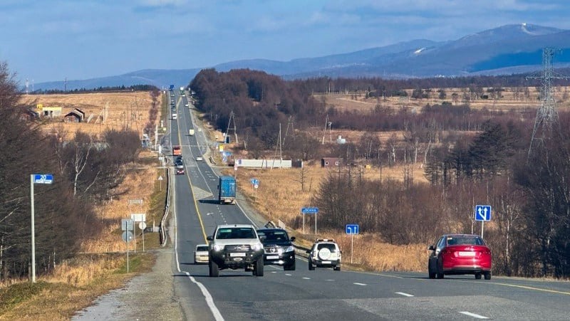 Дорогу Южно-Сахалинск — Корсаков начнут расширять до четырех полос в 2025 году  Губернатор Валерий Лимаренко подчеркнул, что трасса Южно-Сахалинск — Корсаков является одной из ключевых артерий региона. Расширение этой магистрали позволит значительно облегчить движение автотранспорта в обоих направлениях, что, в свою очередь, снизит уровень аварийности.  «Мы формируем долгосрочные планы по развитию автодорожной сети, рассматривая перспективы ремонта наиболее значимых дорог Сахалина и обсуждая вопросы дальнейшего взаимодействия»,  — дополнил губернатор.  Протяженность новой четырехполосной трассы А-391 Южно-Сахалинск — Корсаков составит 23 км. Руководитель Федерального дорожного агентства Роман Новиков отметил, что ведомство в тесном взаимодействии с региональной проектной командой и руководством Сахалинской области ведет комплексную работу по строительству качественных и современных магистралей, а также по приведению в нормативное состояние действующих федеральных автомобильных дорог.  Также на рассмотрении Главгосэкспертизы находится проект капитального ремонта федеральной автомобильной дороги А-392, которая соединяет Южно-Сахалинск и Холмск. В 2019 году на перевале в районе Холмска случился оползень, и для обеспечения безопасного проезда был создан временный объезд.  ———    :     Прислать нам новость: