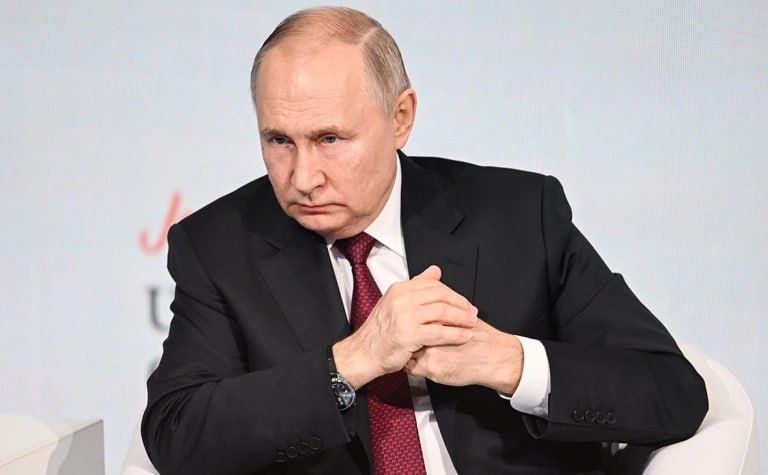 Путин Болельщики постоянно обращают внимание на качество судейства в футболе Президент России Владимир Путин высказался о судействе в футболе Путин побывал на выставке посвященной роли искусственного интеллекта в решении повседневных задач где ему рассказали о платформе которая может обеспечивать более объективное судейство в спорте в том числе в футболе Там есть вопросы И болельщики на это обращают постоянно внимание на качество судейства приводит слова президента РИА Новости Использование ИИ в судействе делает спорт прозрачным и более честным считает Путин Это делает спорт прозрачным более интересным честным сказал глава государства