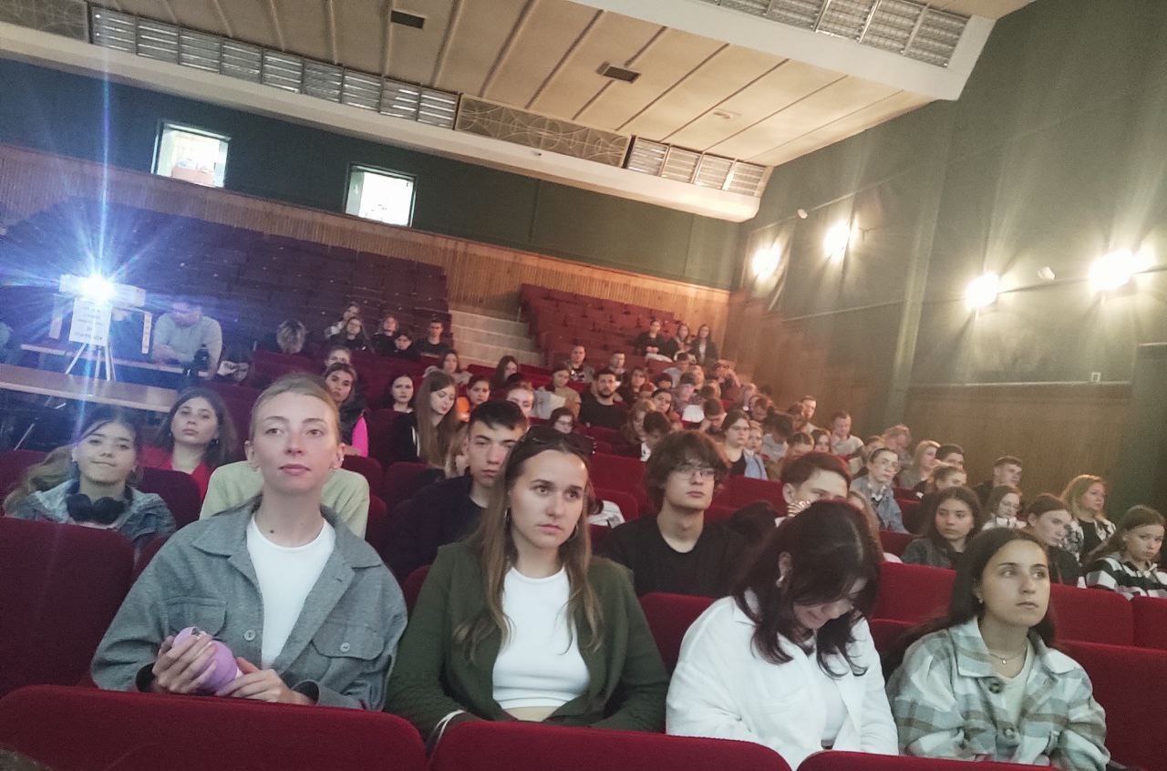 Презентация книги «Без срока давности: Приднестровье» прошла в культурно-просветительском центре святых равноапостольных Кирилла и Мефодия ПГУ На мероприятии обсуждались документальные свидетельства Великой Отечественной войны и их значение для исторического просвещения. Преподаватели, студенты и архивисты ПГУ участвовали в обсуждении.
