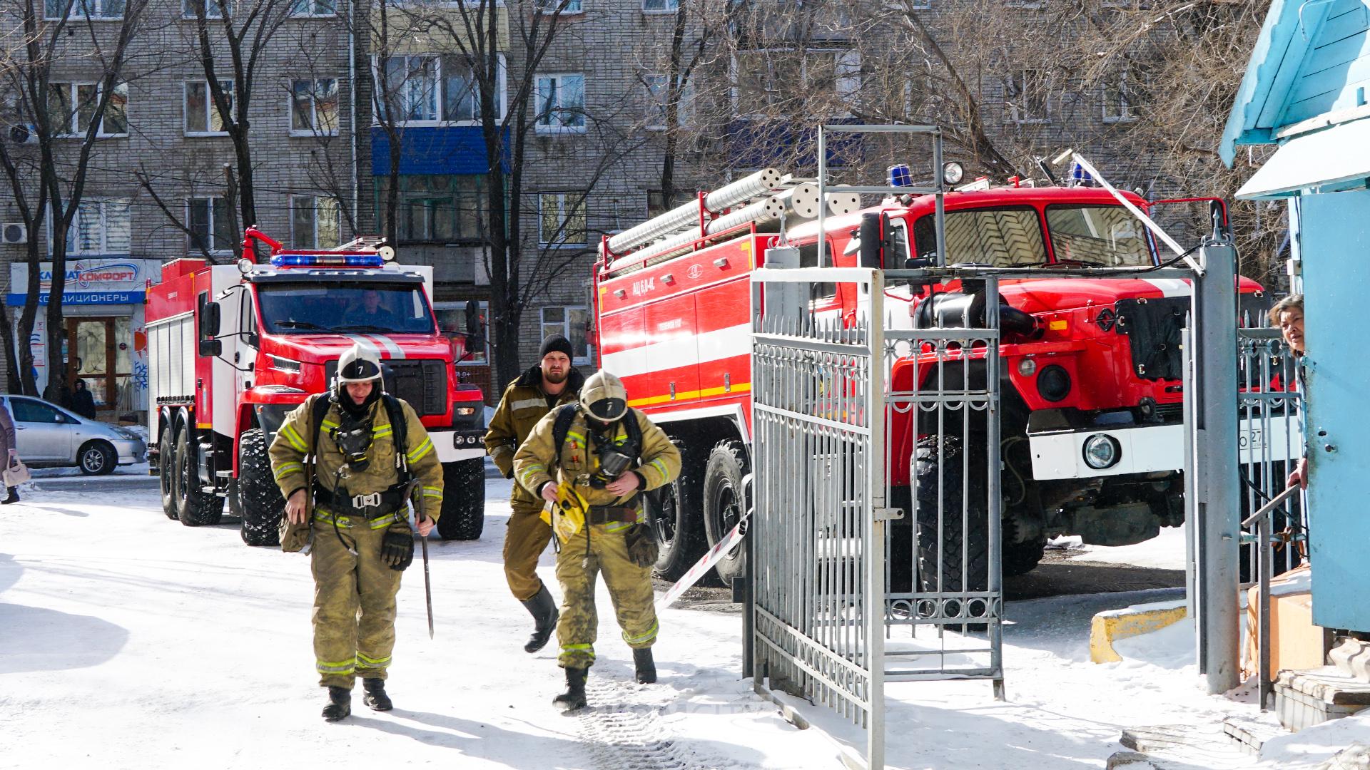 Восемь человек спасли комсомольские пожарные из горящей травматологии  Пожар в травматологии 7-й больницы потушен, жертв удалось избежать. Загорелось около половины второго — очаг возгорания находился в хозяйственном помещении на третьем этаже. Коридоры и палаты заволокло дымом. Кто мог — эвакуировался самостоятельно. Остальным помогли пожарные — на место происшествия по повышенному уровню были созваны пожарные подразделения со всего города. По предварительным данным, спомощью спасательных устройств из опасной зоны было выведено 8 человек. Информации о пострадавших пока нет.  На время тушения инспекторами ГАИ на непродолжительное время был перекрыт участок улицы Димитрова в районе въезда на территорию больницы. Сейчас проезд восстановлен.  В настоящему моменту пожар ликвидирован, но пожарные пока остаются на месте.