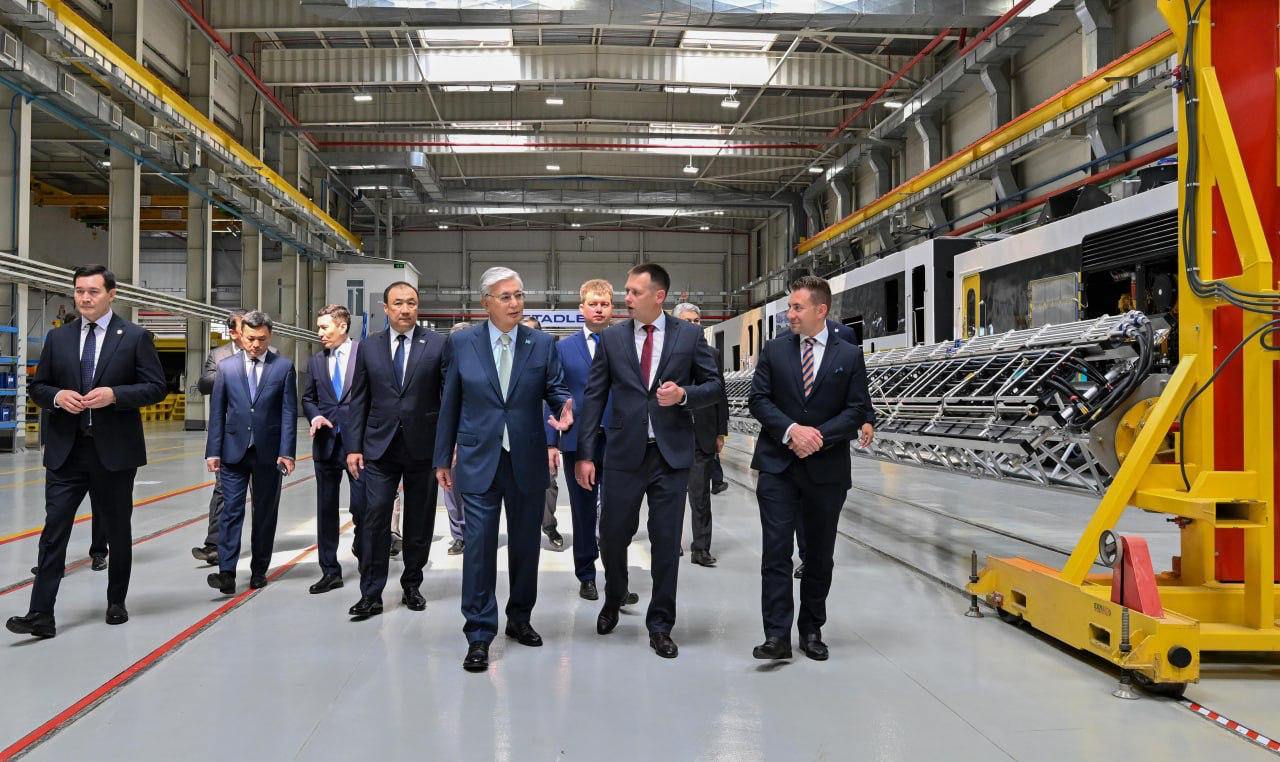 Токаеву презентовали первый пассажирский вагон, произведённый на заводе Stadler Kazakhstan Новые вагоны оснащены современными решениями для повышения комфорта и безопасности пассажиров. Срок службы в сложных климатических условиях — до 40 лет. В 2025 году здесь планируется выпустить 51 вагон, а до 2030 года — 557. Это позволит полностью обновить вагонный парк национального перевозчика. Президент пообщался с железнодорожниками и выслушал доклад о развитии пассажирских перевозок. В стране идёт реконструкция 125 вокзалов. Казахстанские IT-компании разработали единую цифровую платформу для пассажиров, которая объединяет множество функций — от покупки билетов до предоставления туристических услуг. Поезда оснащаются спутниковым интернетом, а для безопасности в вагонах установили 4000 камер с анализом данных с помощью искусственного интеллекта. • Фото: Акорда.