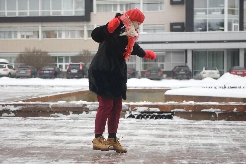 На херсонских дорогах в понедельник 10 февраля ожидают гололедицу    В ГУ МЧС России по Херсонской области рассказали о погоде в регионе 10 февраля. Согласно прогнозу синоптиков, будет облачно с прояснениями. Снеге по большей части не ожидается, но вот для пешеходов и автолюбителей все равно будут не самые комфортные условия.  «Преимущественно без осадков. На дорогах гололедица», - рассказали в ведомстве.    Ветер будет северо-восточный с силой 6-11 метров в секунду. Температура ожидается минусовая - если ночью она держалась в диапазоне от -3 до -10 градусов, то днем обещают показатели от 0 до -5 градусов. Жителей призывают учитывать погодные условиях и быть аккуратными.