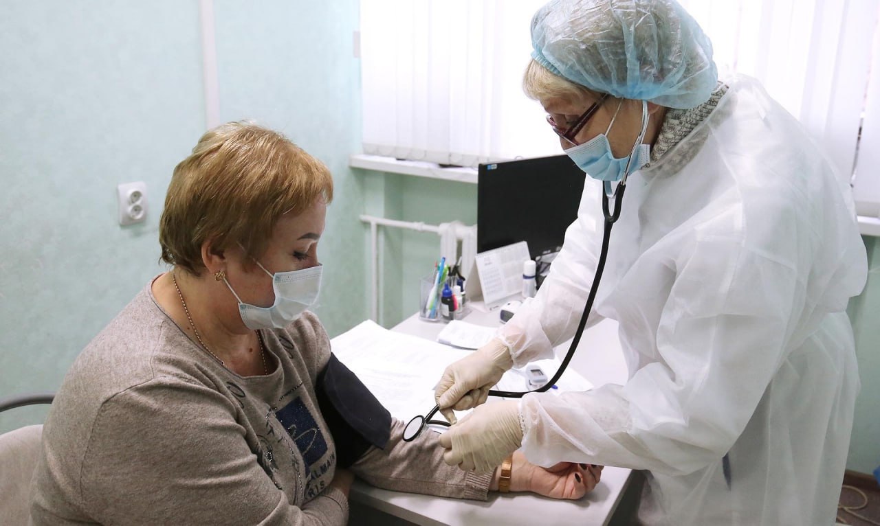 Грипп у взрослых теперь будут лечить по новому Минздрав утвердил стандарт медицинской помощи взрослым при заболевании гриппом Согласно документу продолжительность лечения составляет девять дней Ранее на лечение гриппа средней тяжести отводилось 15 дней в тяжелых случаях до 20 При этом для диагностики пациент должен посетить семь врачей Это терапевт невролог пульмонолог кардиолог инфекционист гематолог и акушер гинеколог Также стандарт включает 27 видов лабораторных исследований а для лечения могут быть использованы 25 наименований лекарств К тому же в документе Минздрава отдельно указывается важность поддержания диеты Подписаться на truekpru Читать нас в MAX