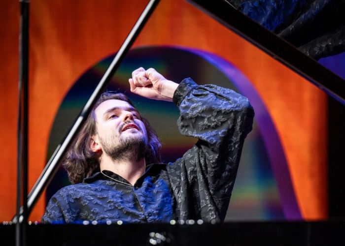 Петербургский пианист Александр Кашпурин победил на Международном конкурсе пианистов имени Ференца Листа Россиянин получил не только первую премию но и приз зрительских симпатий