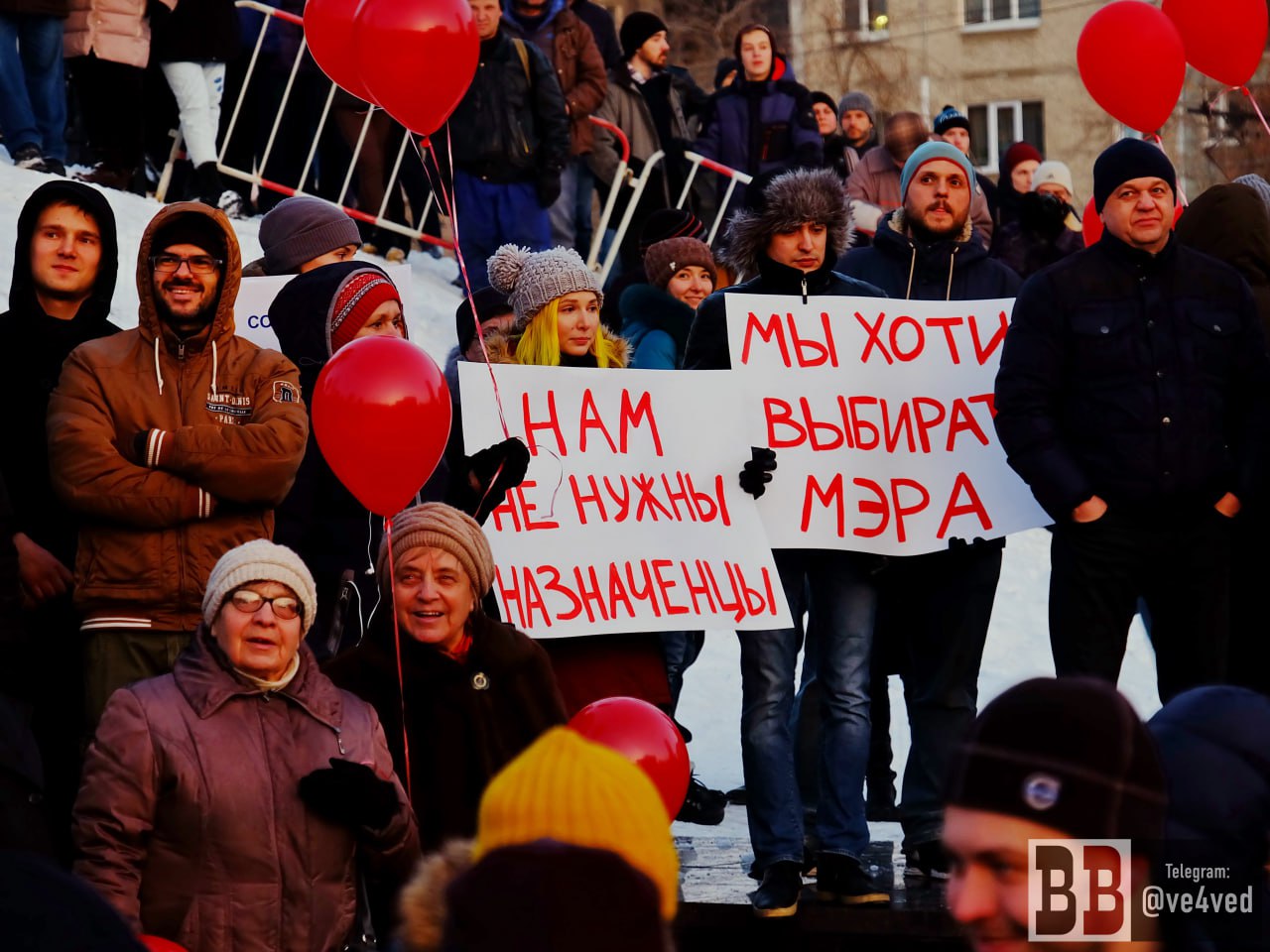 КПРФ отказалась от выдвижения кандидата в мэры Екатеринбурга выступив за возврат прямых выборов Такое решение сегодня приняли на заседании бюро свердловского обкома партии объяснив это принципиальной позицией по процедуре назначения главы В феврале 2026 года завершится процедура именуемая властями выборами мэра Екатеринбурга Свердловское областное отделение КПРФ последовательно выступало за сохранение истинного волеизъявления жителей при выборе стратегии развития столицы Урала и её Главы К сожалению фракция КПРФ была единственной в 2018 году кто проголосовал в Законодательном Собрании Свердловской области против отмены прямых всенародных выборов Главы муниципалитета В 2025 году депутаты коммунисты были единственными кто не поддержал передачу полномочий по отбору кандидатов на пост мэра единолично Губернатору написали в обкоме В КПРФ при этом подчеркнули что партия обладает широким кругом потенциальных кандидатов на должность Главы Екатеринбурга Считаем что нынешний механизм не отражает истинного волеизъявления горожан а результат по сути предрешён резюмировали в свердловском отделении КПРФ Фото КПРФ Свердловск Телеграм канал ve4ved Поддержать Подписаться Прислать новость 18