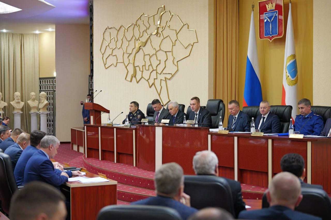 Губернатор Роман Бусаргин обозначил принципиальную позицию относительно возвращения в государственную собственность имущества которое много лет назад через сомнительные схемы попало в частные руки По мнению главы региона таким образом десятилетиями тормозилось развитие крупных городов области Он подчеркнул что Правительство продолжит отстаивать интересы жителей в рамках действующего законодательства и судебных разбирательств Часть этих так называемых сделок вызывает вопросы Для этих махинаций использовались различные схемы очевидность которых становится понятна уже при детальном изучении Таких примеров более чем достаточно начиная от зданий лечебных учреждений заканчивая коммерческой недвижимостью Ущерб нанесенный саратовцам оценивается в сотни миллионов рублей По многим объектам в рамках судебных разбирательств уже удалось добиться решений по возвращению в государственную собственность И эта работа будет продолжена в рамках действующего законодательства Каждый подобный факт вне зависимости от срока давности будет проанализирован профильными специалистами и в случае наличия оснований перерастет в исковые заявления Кроме того все материалы будут направлены в правоохранительные органы для изучения Путем в том числе именно этих сомнительных схем с недвижимостью наносящих прямой ущерб развитие Саратова и других крупных городов региона длительное время искусственно замедлялось Возвращение законного имущества в государственную собственность восстановление той справедливости которая важна не какому то отдельно взятому человеку а каждому