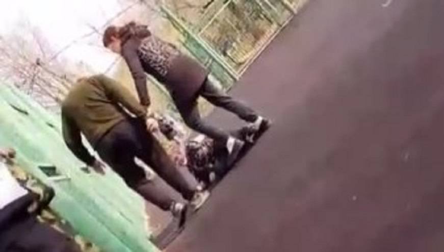  Семейная пара избила чужого мальчика, отомстив за своего сына В соцмедиа сообщается, что в пгт Ярославском Приморского края семейная пара избила несовершеннолетнего, который, по мнению взрослых, приставал к их сыну. По данному факту следственными органами СК России по Приморскому краю организована процессуальная проверка. Подробности -
