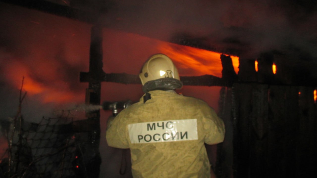 Девушка погибла при пожаре в Бобровском районе О возгорании в селе Липовка сообщили в 2 24 В результате пожара сгорел дом на улице Красноармейской На месте пожара обнаружен труп 35 летней квартирантки Пожар потушили в 2 42 Причина пожара устанавливается Всего к ликвидации пожара привлекались восемь человек две единицы техники