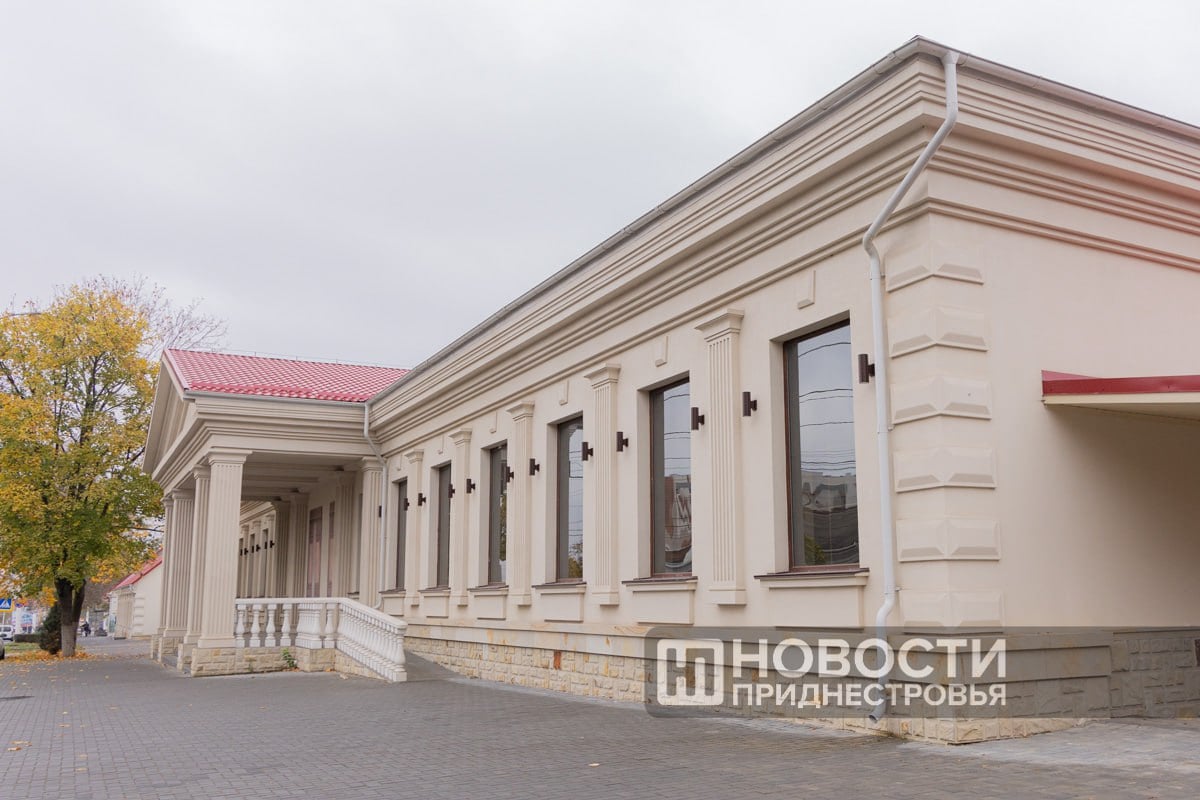 Президент ПМР Вадим Красносельский поздравил работников музеев и ветеранов музейного дела с профессиональным праздником: Роль музеев в культурной жизни Приднестровской Молдавской Республики невозможно переоценить, ведь они поистине являются средоточием приднестровской идентичности. Музеи Приднестровья динамично развиваются, год от года расширяется их специализация, постоянно пополняются фонды. Недавно мы отметили 80-летие Великой Победы. К празднику было приурочено торжественное открытие Приднестровского историко-краеведческого музея, который помимо основной экспозиции включает в себя и площадки под открытым небом. Предстоит ещё многое сделать, но начало положено.