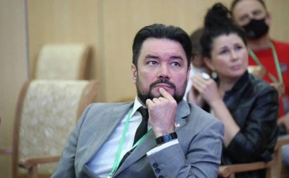 Иноагента Ростислава Мурзагулова будут судить в Уфе за фейки об армии  В Уфе завершили расследование уголовного дела о публичном распространении заведомо ложной информации об использовании Вооруженных сил России и нарушении порядка деятельности иноагента. По данным РБК Уфа, фигурант дела — иноагент Ростислав Мурзагулов, экс-глава Общественной палаты Башкирии.  «Уголовное дело расследовалось следственным органом в отсутствие обвиняемого, находящегося в международном розыске. В отношении него заочно избрана мера пресечения в виде заключения под стражу», — сообщили в прокуратуре.  Следствие указывает, что в марте прошлого года Мурзагулов, находясь за пределами России, разместил в открытом канале видеохостинга и соцсетях видео, содержащие фейки о российской армии — заведомо ложную информацию о ВС РФ при проведении СВО.  Также признанный иноагентом фигурант дела на протяжении года размещал публикации без отметки об этом статусе. При этом ранее Мурзагулова привлекали к административной ответственности за такие же нарушения.    РБК-УФА