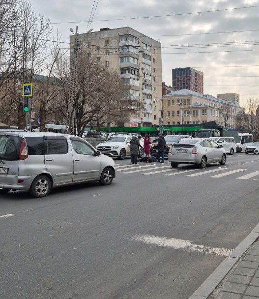 В районе Покровского парка на пешеходном переходе сбили мужчину.  Источник: VL.ru