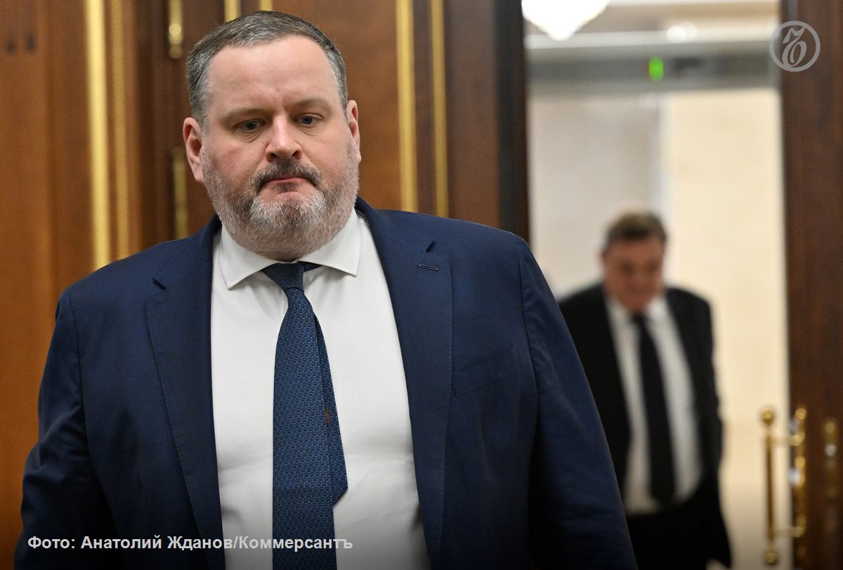 Глава Минтруда Антон Котяков отверг идею об отмене всех социальных выплат семьям ради выдачи жилья В интервью Эксперту он назвал эту идею радикальной и непопулярной Уверяю вас такую постановку вопроса все отменить но дать жилье далеко не все семьи поддержат заявил глава Минтруда По словам министра для решения демографических задач необходима комплексная поддержка включающая стабильный доход семьи Антон Котяков подчеркнул что важны не только прямые выплаты но и помощь в совмещении карьеры с родительством от детсадов и школьного питания до городских лагерей Подписывайтесь на Ъ в Telegram в MAX Оставляйте бусты