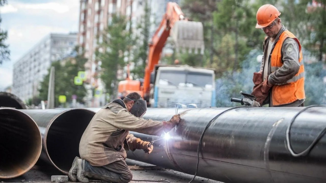 После списания 2/3 задолженности по бюджетным кредитам в бюджете Республики Коми образуется профицит в 14,5 миллиардов рублей. По поручению врио главы Коми Ростислава Гольдштейна 11 миллиардов направят на обновление коммунальной инфраструктуры, 2,6 миллиарда потратят на переселение граждан из аварийного жилья. Оставшийся миллиард пойдёт на обновление общественного транспорта.