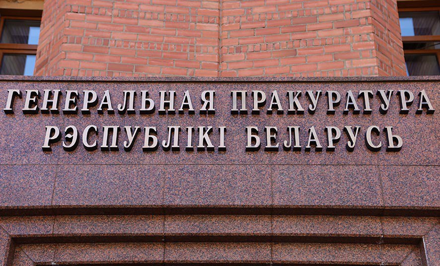 Генпрокуратура направила в суд уголовное дело о ДТП с тяжкими последствиями где 22 летний водитель уснув за рулём из за сильного утомления накануне спал всего 4 часа спровоцировал цепную аварию на Долгиновском тракте Его автомобиль GAZ врезался в остановившийся автобус Mercedes Benz от удара который выкатил на посадочную площадку и совершил наезд на 38 летнюю женщину Травма женщины носит исключительно тяжкий характер сочетанная травма головы и конечностей обезображивающий лицо рубец а главное частичная ампутация левой голени и ампутации бедра Маршрут грузового автомобиля GAZ проходил через Минск Сморгонь Вилейка п Партизанский и был связан с доставкой хлеба а закончился такой бедой ДТП БезопасностьНаДороге Вилейка vileykaby
