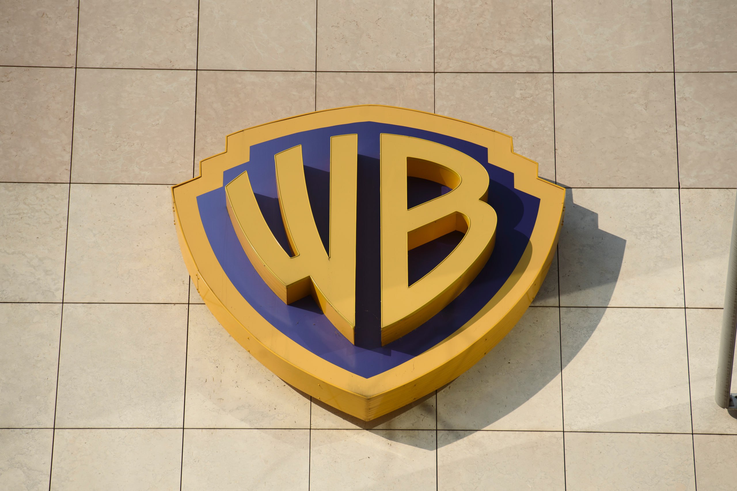 Warner Bros Discovery рассматривает предложения о продаже компании или ее частей Медиахолдинг получил несколько запросов на покупку всей компании и отдельно подразделения со стримингом и студией Совет директоров изучает стратегические альтернативы для повышения стоимости акций но окончательное решение пока не принято WBD не сообщила какие компании отправили свои запросы Фото Getty Images Кинопоиск Новости