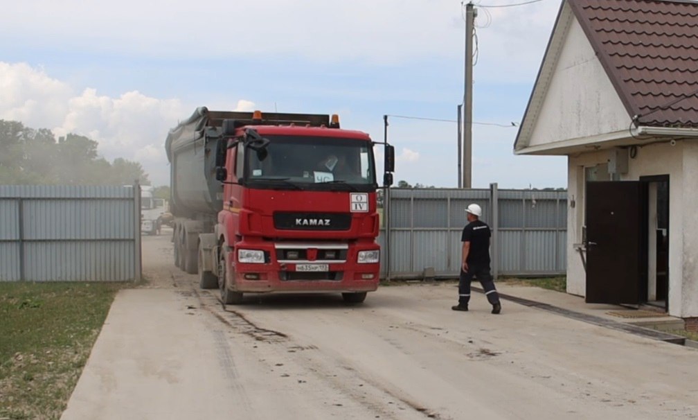 Замазученный песок из Ростовской области обрабатывают на Кубани 634 т песка из Ростовской области приняли на предприятии ООО «Биопотенциал» в Темрюкском районе. Об этом сообщил оперштаб Краснодарского края. Грунт привозят на специальную технологическую площадку для хранения. В день термическую обработку проходит 200 т замазученного песка. После обработки от нефтепродуктов для строительства будет пригодно 30% песка. Сертифицированная лаборатория подтвердила возможность использования песка после очистки.
