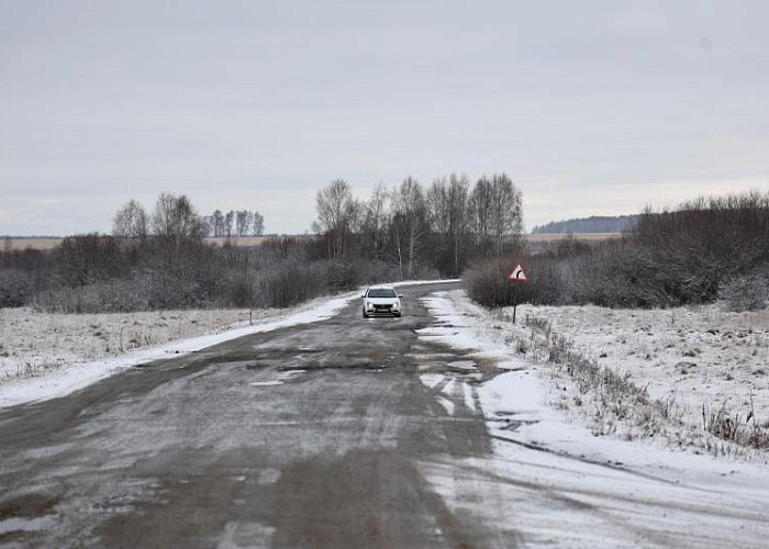 Из за ночных снегопадов ограничили движение на трассе М 5 в Челябинской области Из за снегопадов временно ограничили проезд по участку федеральной трассы М 5 Урал от Чебаркуля до границы с Башкирией Запрет действует для крупногабаритных грузовиков а также пригородных и междугородних автобусов и маршруток В связи с неблагоприятными погодными условиями временное ограничение движения на автомобильной дороге М 5 Урал вводится на участке с 1799 го по 1548 й километр предупредили в ведомстве Ограничения вступили в силу в 10 утра Предварительно движения собираются восстановить к 17 00 Но если обстановка не улучшится запрет на перевозки могут продлить Подписаться на vecherchel   Поддержать Читать в Мах