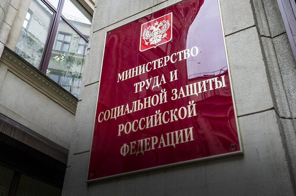 Российским школьникам и студентам помогут выстроить карьеру с нуля  С 1 сентября Минтруд РФ расширит проект по карьерному сопровождению молодежи на все регионы страны.  Студенты вузов и колледжей получат рассылку с приглашением построить карьеру и начать формировать портфолио на портале „Работа России“, где будет доступно 15 сервисов по профориентации, для трудоустройства и профессионального развития. А дальше карьерные консультанты будут работать с каждым студентом индивидуально,  — рассказал глава ведомства Антон Котяков.  Что касается школьников, то для них создадут единые планы профориентации с привлечением работодателей на местах. Читать полностью  #молодежь  Фото: Официальный сайт Минтруда РФ     Подписаться