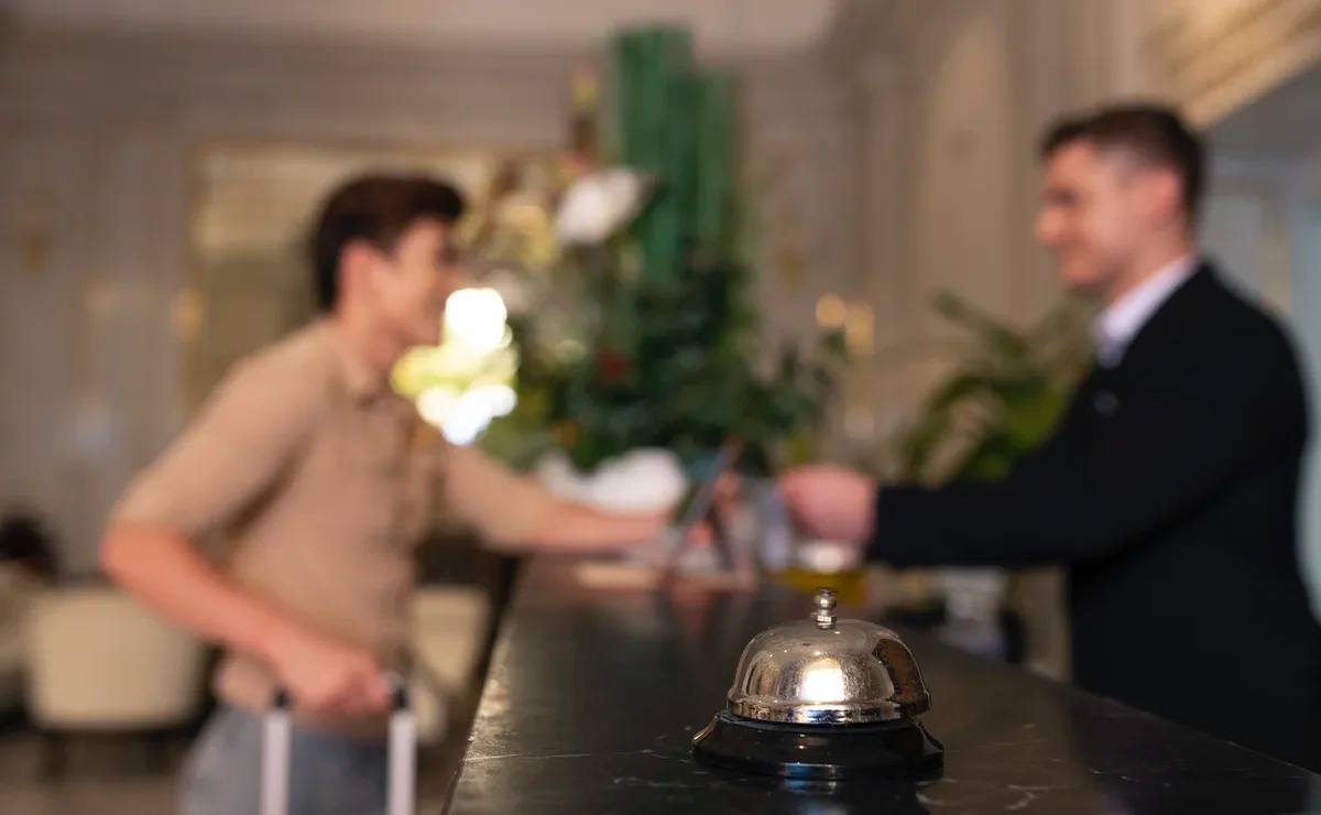 Популярные сервисы бронирования начали повышать комиссии для посуточного и гостиничного бизнеса 16 декабря Яндекс Путешествия сообщили партнерам о повышении комиссии за размещение на платформе С 1 февраля 2026 года вместо 15 отельеры и владельцы посуточного жилья будут платить 17 сервису Это распространяется на все успешные заказы созданные с 1 февраля 2026 года а также на штрафы удержанные с пользователей при отмене бронирования Для всех заказов созданных до 31 января 2026 года включительно действуют текущие условия сотрудничества Комиссии у Яндекса выросли не на пустом месте Несколько месяцев назад другой крупный агрегатор Авито Путешествия расширил тарифы для отельеров помимо базовых 15 для мгновенного бронирования появилась ставка в 18 для остальных случаев При этом как уточнили в пресс службе сервиса возможность сохранить комиссию в 15 пока осталась Пересмотр цен в этом году затронул и другие сервисы облачную систему управления Bnovo до 30 а также более нишевых игроков в числе которых Забронируй ру комиссия выросла до 23 Realty Calendar Причины роста комиссий и ожидаемые изменения подробнее читайте в нашей статье