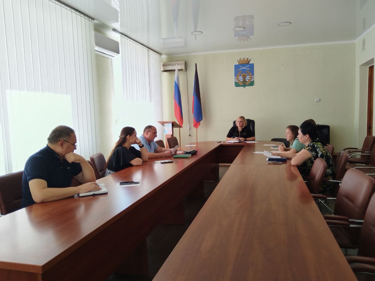 Во исполнение  поручения Главы Донецкой Народной Республики Дениса Владимировича Пушилина в Володарском муниципальном округе прошло третье заседание межведомственной рабочей группы по вопросам охраны здоровья граждан  под председательством заместителя главы Администрации Володарского муниципального округа Полтарак Викалины Викторовны.  На заседании рассмотрели вопросы:   О ходе подготовки ГБУ ДНР «Володарская ЦРБ» к прохождению ОЗП в 2025-2026 г;   О качестве обслуживания в стационарных отделениях ГБУ ДНР «Володарская ЦРБ».  Вопросы, требующие дополнительной обработки, взяты на контроль.