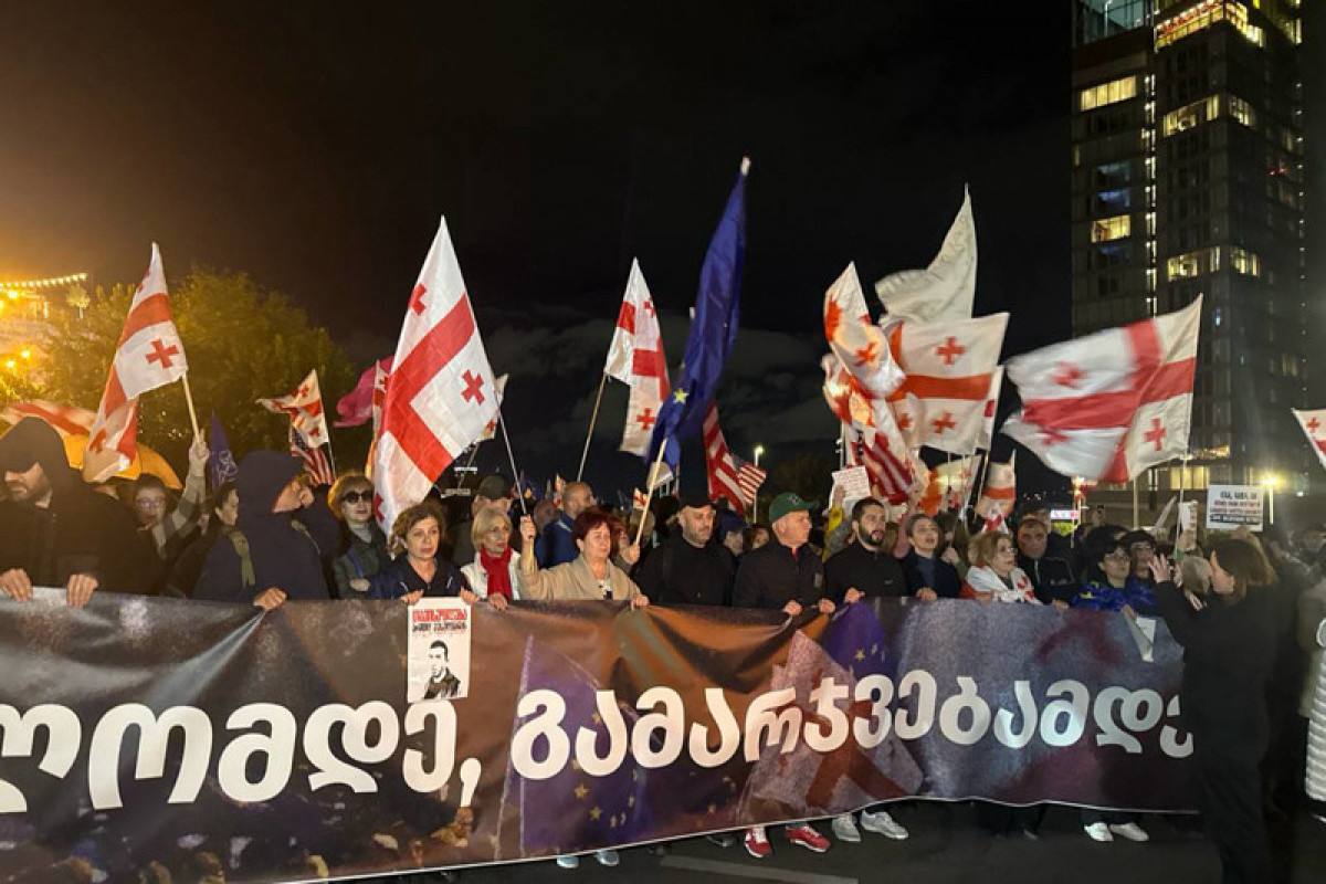 В Тбилиси прошёл марш от площади Республики к зданию парламента под лозунгом До конца до победы Акция приурочена к первой годовщине парламентских выборов Участники требуют проведения внеочередных выборов и освобождения задержанных на предыдущих протестах К демонстрантам присоединились оппозиционные политики и бывший президент Грузии Саломе Зурабишвили которая за два дня до этого на брифинге призвала граждан принять участие в акции и проявить единство vesti az
